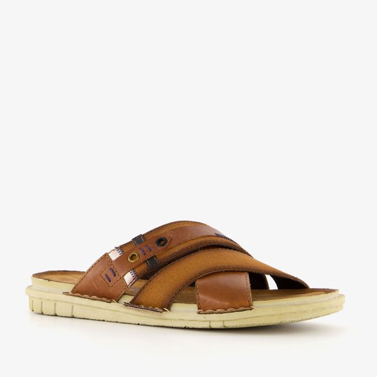 Bruine leren slipper met gekruiste banden en textiel details.