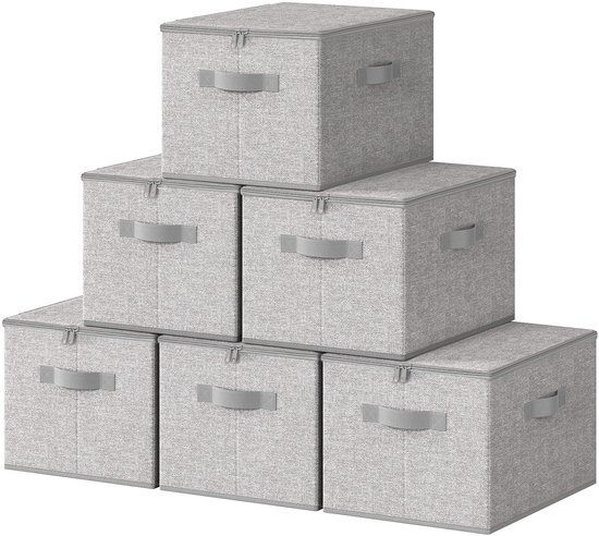 Pile de six boîtes de rangement en tissu gris avec poignées et fermetures éclair.