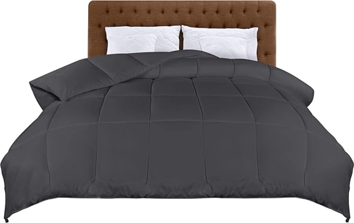 Lichtgewicht zomerdekbed 200x200 cm met polyester vulling en hoeklabels