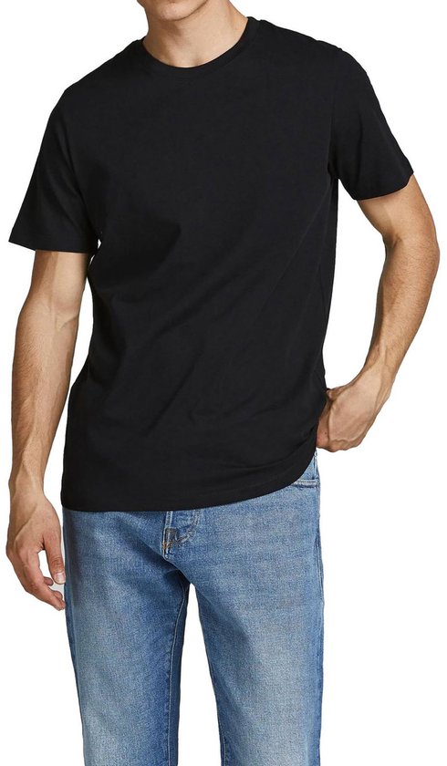 Man draagt een zwarte Jack & Jones t-shirt met ronde hals en blauwe jeans.