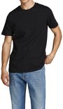 Man draagt een zwarte Jack & Jones t-shirt met ronde hals en blauwe jeans.