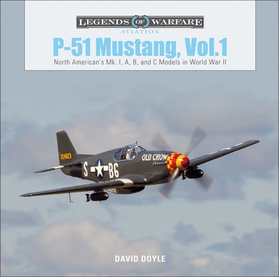 P-51 Mustang jager met "OLD CROW" op de motorkap, geel, rood en zwart gekleurd.