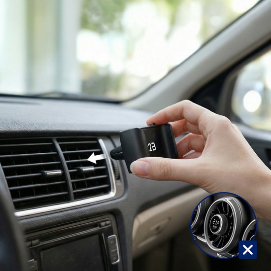 Grijze hand die een zwarte R2B telefoonhouder in een autoventilatorhouder plaatst.