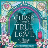 Boekcover met de titel 'A Curse for True Love' in zilveren letters, omlijst door bloeiende kersenbloesems en glas-in-looddetails zoals een hart, een kroon en een hart in een stolp.
