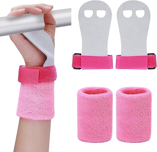 Roze polsbandjes en een roze vingerloze gymnastiekgrip met zwarte band, gedragen om een pols en vasthoudend aan een rekstok. Andere roze grips en polsbandjes liggen ernaast.