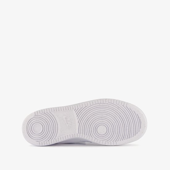 Zool van een witte Nike Court Vision Low dames sneaker met Nike logo.