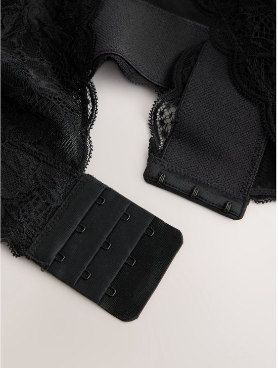 Sluiting en band van een zwarte kanten bralette.