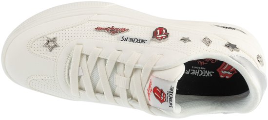 Witte leren sneaker met veters, Rolling Stones logo's en sterrenornamenten.