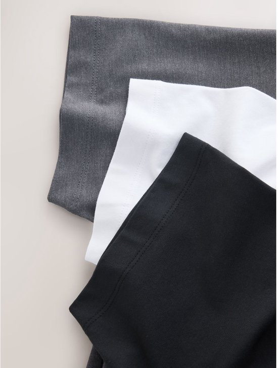 Stapel van drie poloshirts: grijs, wit en zwart.
