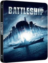 De Blu-ray steelbook van Battleship toont twee oorlogsschepen in woelig water, met een gigantisch buitenaards bouwwerk dat water laat vallen.