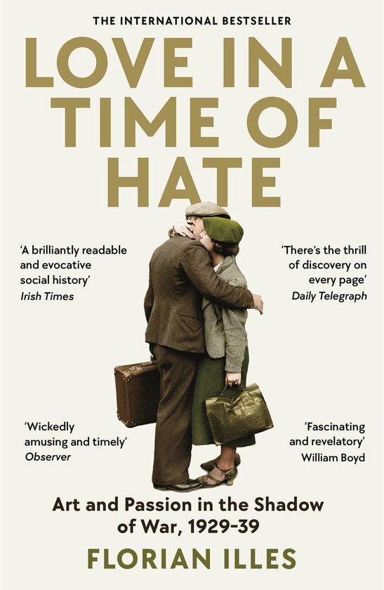 Boek "Love in a Time of Hate" met op de cover een stel in jaren '30 kleding die elkaar omhelzen, met koffers.