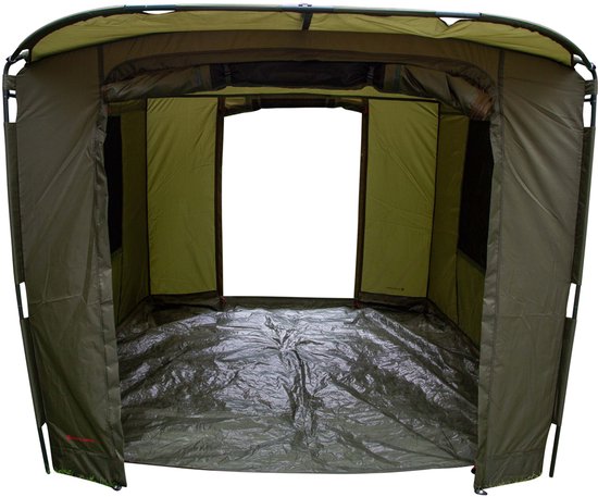 Openstaande groene tent met open deur en plastic vloer.