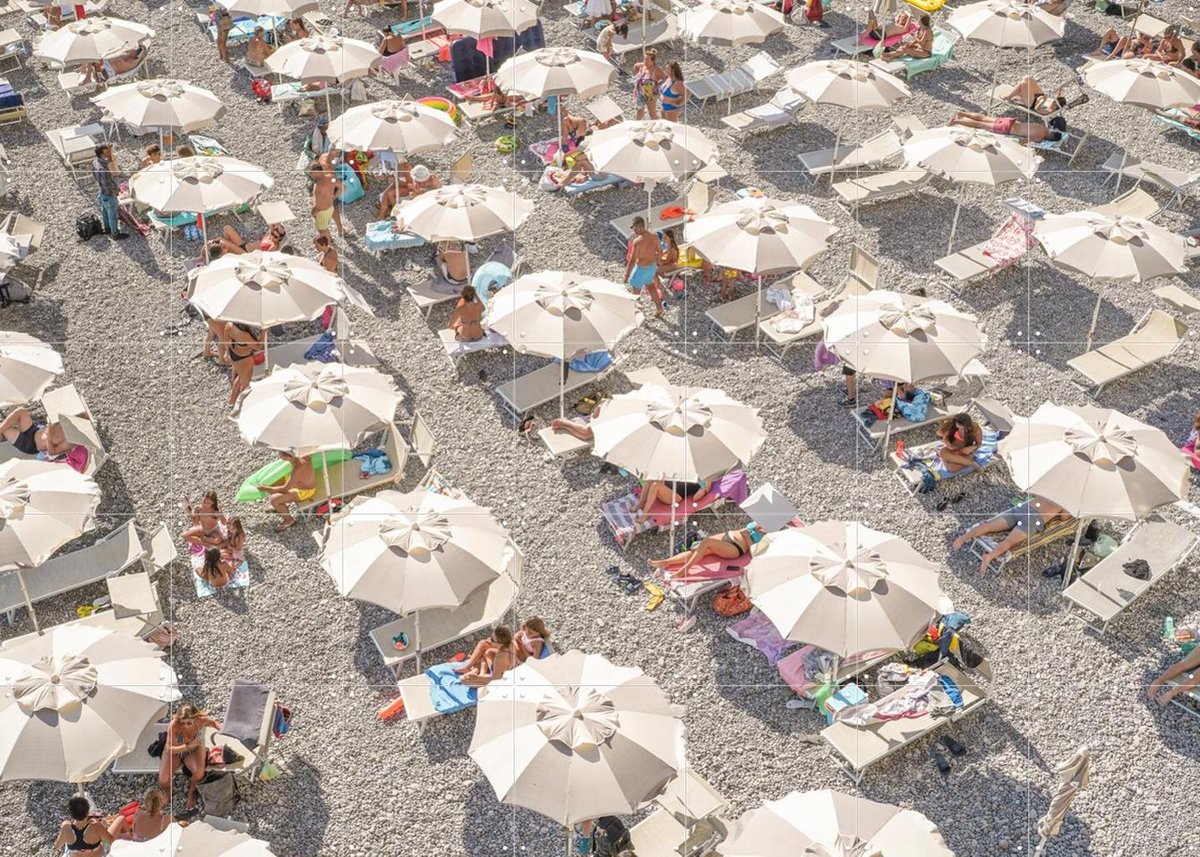 IXXI Amalfi Beach Umbrellas, Henrike Schenk - 140 x 100 cm - Gratis ophangtool - Grote wanddecoratie en posters - Fotografie, Slaapkamer, Woonkamer