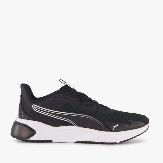 Zwarte PUMA sportschoen met witte zool en witte strepen op de zijkant.
