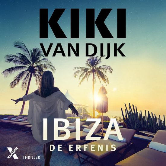 Couverture du livre : Kiki van Dijk - Ibiza. De erfenis. Une femme en caftan blanc se tient dos au spectateur, les bras écartés, près d'une piscine avec des chaises longues sous des palmiers.