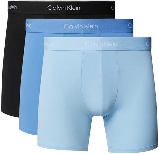 Drie Calvin Klein boxer briefs: zwart, lichtblauw en blauw.