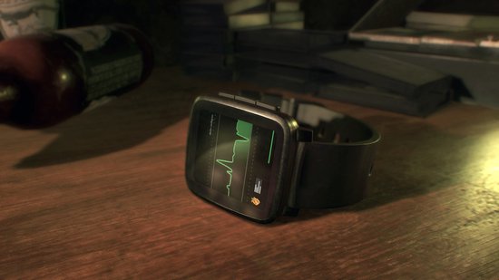 Een smartwatch met een hartslagmonitor op een houten tafel.