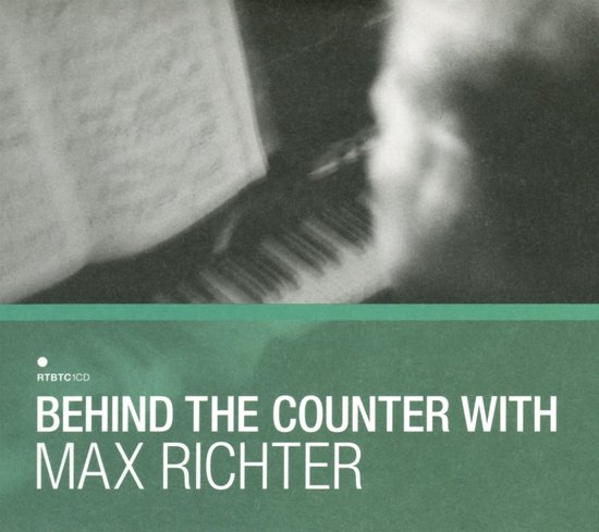 CD-hoes met wazig beeld van een piano en tekst: 'BEHIND THE COUNTER WITH MAX RICHTER'.