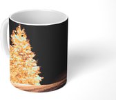 Mok - Koffiemok - Een verlichtte kerstboom tijdens de nacht - Mokken - 350 ML - Beker - Koffiemokken - Theemok