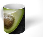 Mok - Zout een avocado op een tafel - 350 ML - Beker