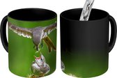 Magische Mok - Foto op Warmte Mokken - Koffiemok - Vogel dat haar jong voert - Magic Mok - Beker - 350 ML - Theemok