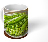 Mok - Een wit bord met opengebroken peultjes - 350 ML - Beker