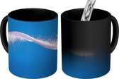 Magische Mok - Foto op Warmte Mok - Abstracte roze en witte golf op blauwe achtergrond - 350 ML