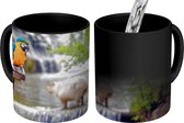 Magische Mok - Foto op Warmte Mok - Een blauwkeelara zit op een tak voor een waterval - 350 ML