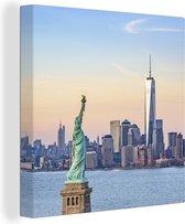 Statue de la Liberté et le One World Trade Center à New York toile 90x90 cm - Tirage photo sur toile (Décoration murale salon / chambre)