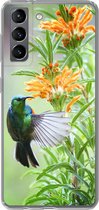 Geschikt voor Samsung Galaxy S21 hoesje - Close-up van een kleurrijke vogel naast planten met oranje bloemen - Siliconen Telefoonhoesje