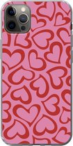 Geschikt voor iPhone 12 Pro Max hoesje - Een illustratie van behang met rode hartjes - Siliconen Telefoonhoesje
