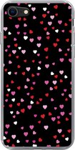 Geschikt voor iPhone 8 hoesje - Een illustratie met hartjes op een zwarte achtergrond - Siliconen Telefoonhoesje