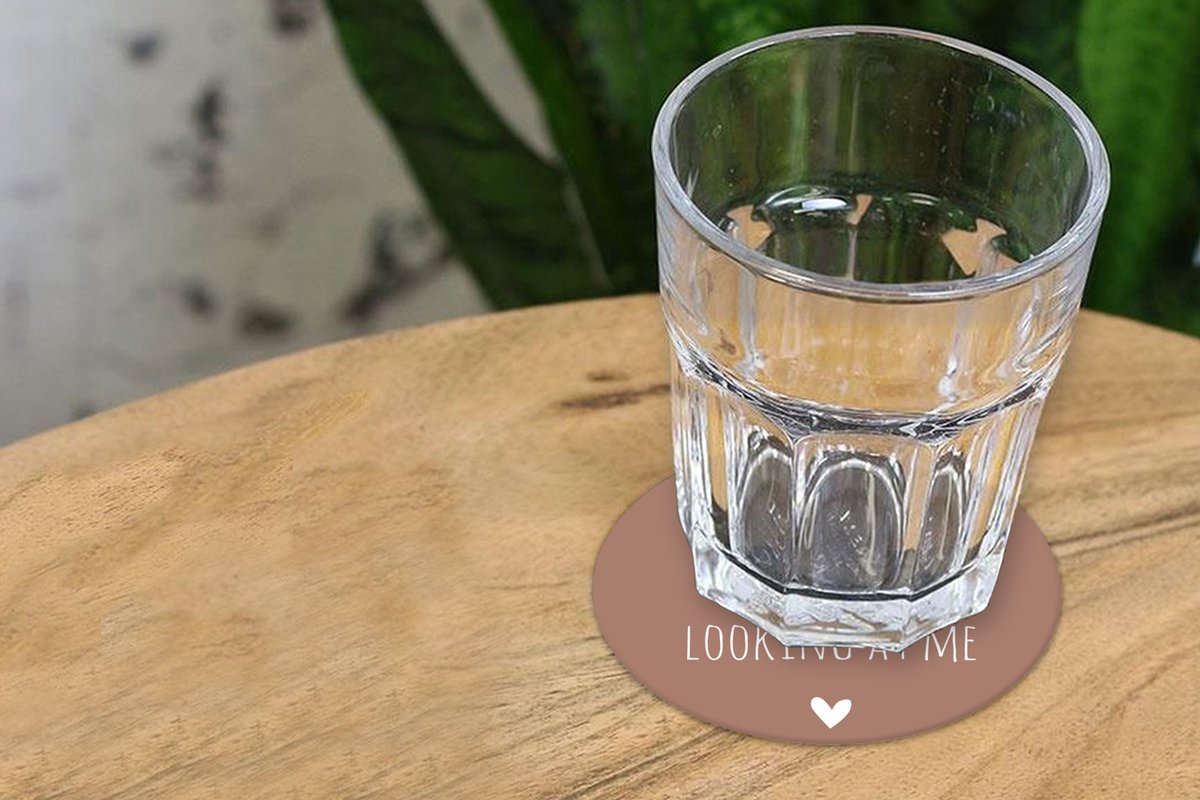 Onderzetters voor glazen - Rond - Engelse quote I love it when i catch you looking at me tegen een bruine achtergrond - 10x10 cm - Glasonderzetters - 6 stuks