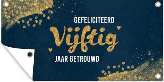 Tuinposter Huwelijk - Gefeliciteerd vijftig jaar getrouwd - Goud - Spreuken - Quotes - 80x40 cm - Wanddecoratie Buiten - Tuinposter - Tuindoek - Schuttingposter - Tuinschilderij - Huwelijk decoratie - Spandoek