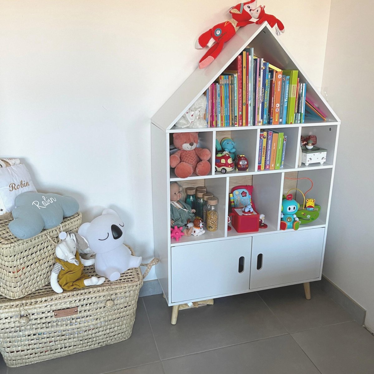 Relaxdays boekenkast kind, HxBxD: 66 x 60 x 30 cm, 5 vakken, MDF, houten poten, boekenrek kinderkamer, wit/natuur