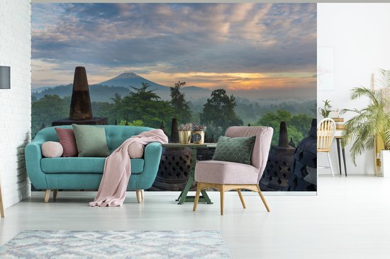 Papier peint vinyle - Lever du soleil au temple de Borobudur en Indonésie largeur 600 cm x hauteur 400 cm - Tirage photo sur papier peint (disponible en 7 tailles)