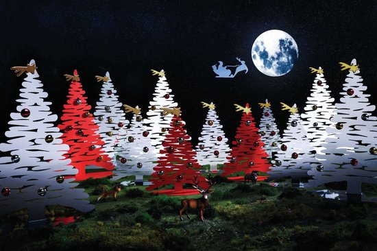 Scène de Noël décorative avec plusieurs sapins de Noël en métal blancs et rouges, des animaux et une pleine lune.