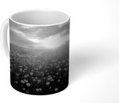 Mok - Bloemenveld en mist in de schemering - zwart wit - 350 ML - Beker
