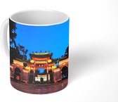 Mok - De oude tempelpoort van Foshan in China tijdens de nacht - 350 ML - Beker
