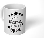 Mok - Koffiemok - Spreuken - Quotes - Mama - Hotel mama always open - Mokken - 350 ML - Beker - Koffiemokken - Theemok - Mok met tekst