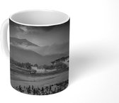 Mok - Donkere mist boven het Punakha Dzong klooster in Azië - zwart wit - 350 ML - Beker