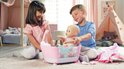 Jongen en meisje spelen met een roze badje met Baby Annabell pop. Het badje heeft witte schaapjesvoetjes.