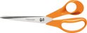 Oranje Fiskars schaar met zilverkleurige bladen en ergonomische handgrepen.