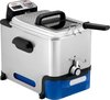Zilveren Tefal friteuse met blauw reservoir, deksel en handvat.