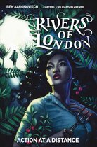 Rivers of London: Action at a Distance. Boekomslag met een vrouw in het midden, met een hoed en een pruik. Groene bladeren en planten op de voorgrond en achtergrond.