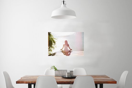 Une femme pratique le yoga sur une jetée Poster 60x40 cm - Tirage photo sur Poster (décoration murale salon / chambre)