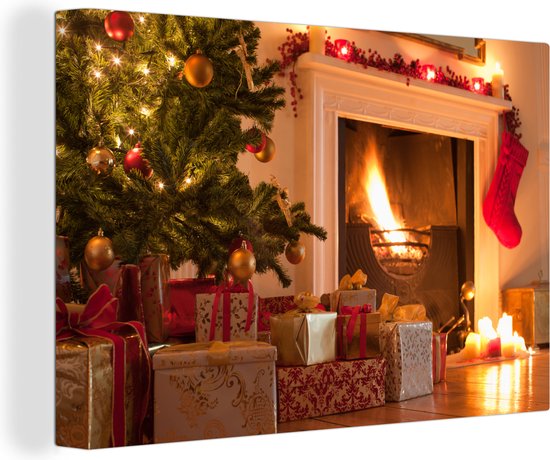 Canvas Schilderij Kerstboom en kous naast open haard - 60x40 cm - Wanddecoratie
