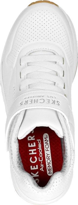 Binnenzijde van een witte Skechers sneaker met rode binnenzool met 'Skechers Air-Cooled Memory Foam' tekst.