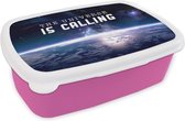 Broodtrommel Roze - Lunchbox - Brooddoos - Quotes - 'The universe is calling' - Spreuken - Jongens - Kids - Kinderen - Jongetje - 18x12x6 cm - Kinderen - Meisje