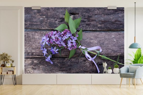 Bouquet de lilas violets sur table en bois papier peint photo 330x220 cm - Tirage photo sur papier peint